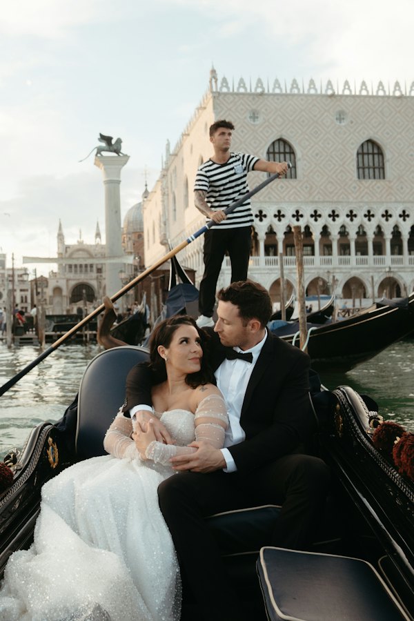 Brautpaar in einer Gondel in Venedig