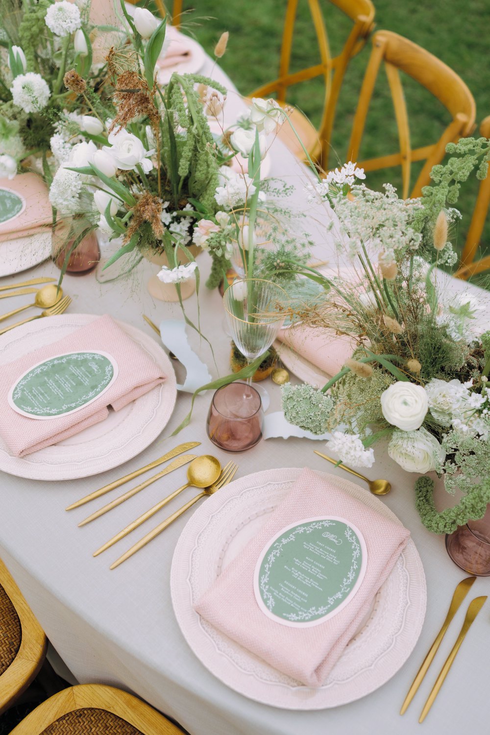 Festlich gedeckte Hochzeitstafel mit Blumen