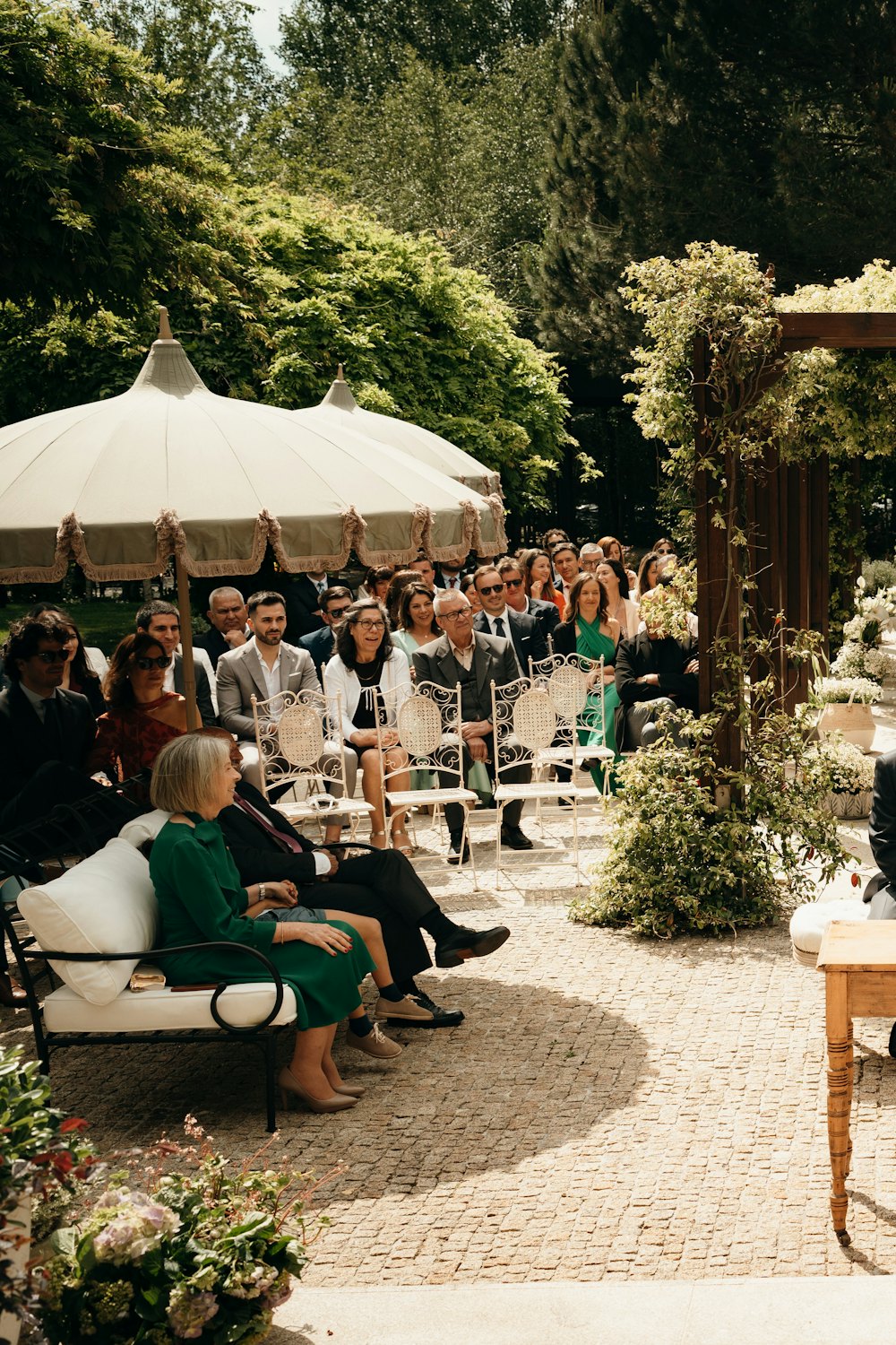 Freie Trauung im Garten unter einer Pergola